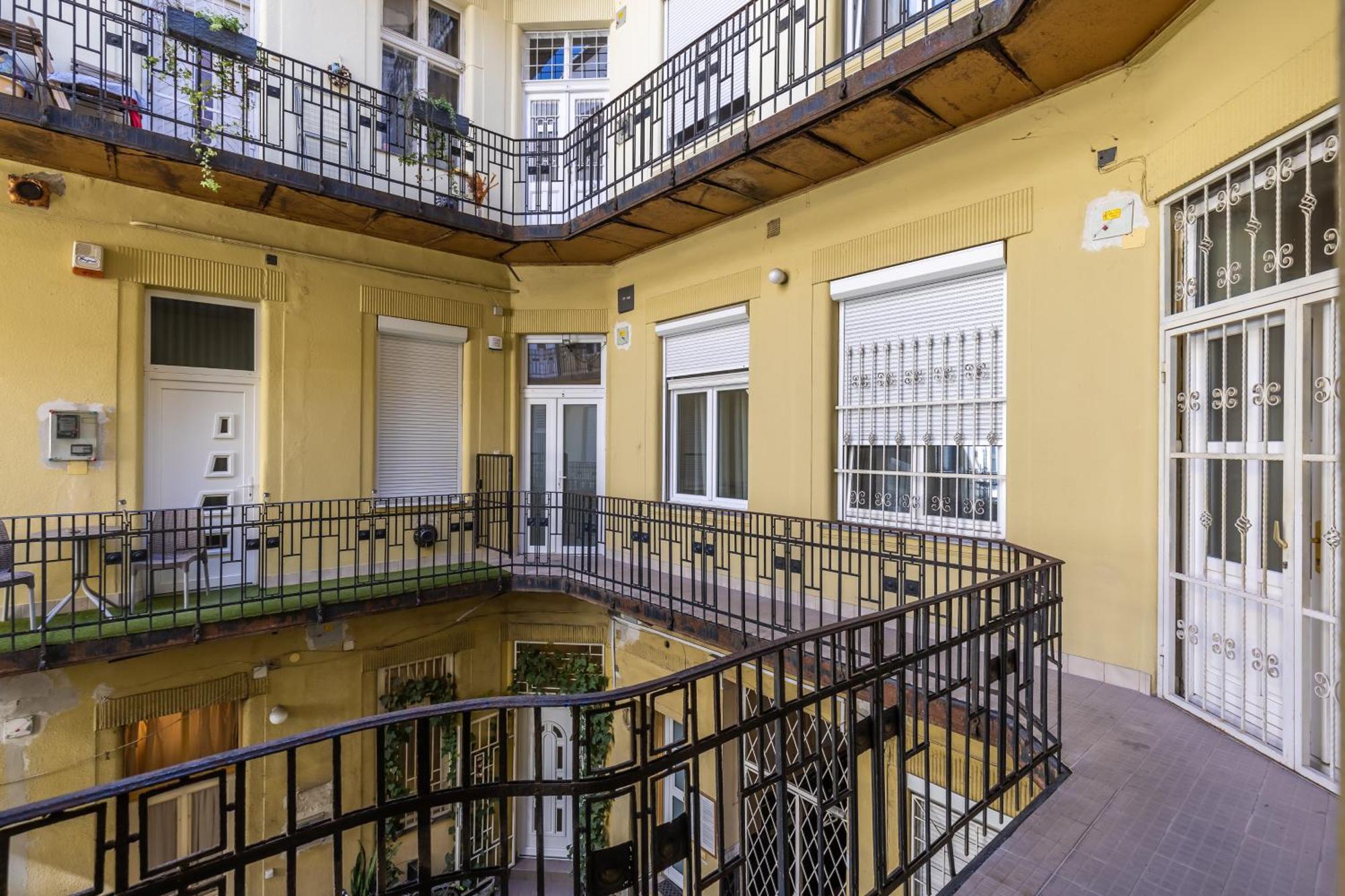 Real Apartments Lovag Budapeşte Dış mekan fotoğraf